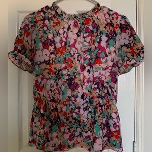 Women’s short sleeve floral blouse with ruffled like sleeves and neckline